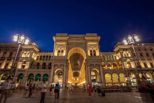 Milano, İtalya - 14.08.2018: Vittorio Emanuele Ii Gallery - Piazz
