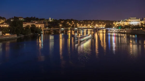 Wełtawę i panoramę Pragi wieczorem. Czeski Repub — Zdjęcie stockowe