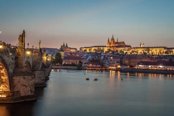 Prager Burg und Karlsbrücke am Abend, Prag, Tschechische Republik — Stockfoto