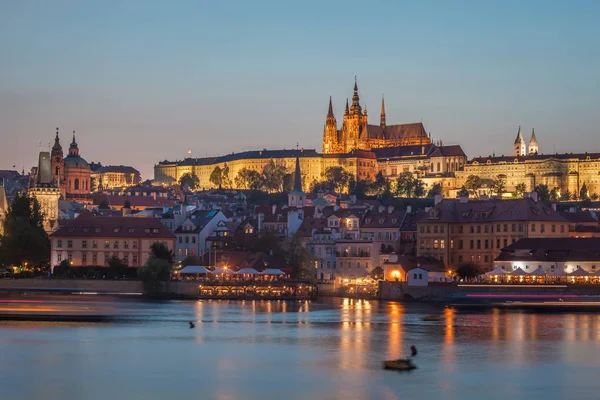 Prag Kalesi ve Charles Köprüsü akşam, Prag, Çek R — Stok fotoğraf