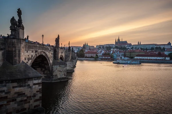 Castello di Praga e Ponte Carlo la sera, Praga, Repubblica Ceca — Foto Stock