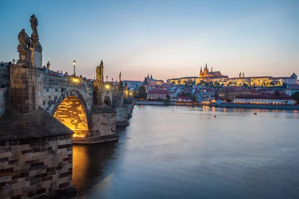 Prager Burg und Karlsbrücke am Abend, Prag, Tschechische Republik — Stockfoto