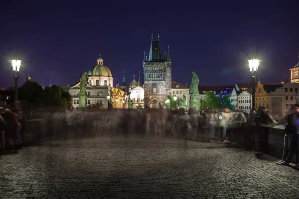 Praga, República Checa. Puente de Carlos (Karluv Most) y Vieja Remolque — Foto de Stock