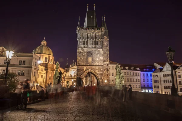 Praga, República Checa. Puente de Carlos (Karluv Most) y Vieja Remolque — Foto de Stock