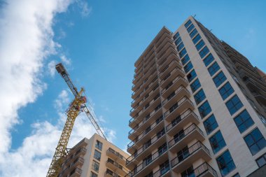 mavi gökyüzüne karşı yeni çok aileli evler.