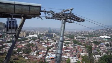 En ünlü Narikala Kalesi ve Barış köprüsü üzerinde teleferik ile Teleferik. Tiflis, Gürcistan.