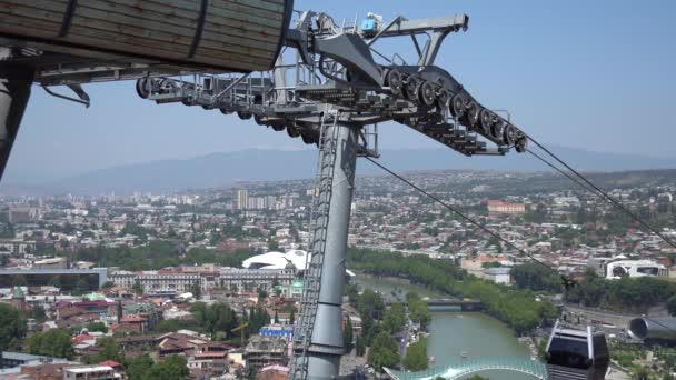 Seilbahn Mit Seilbahn Über Die Berühmteste Narikala Festung Und Friedensbrücke — Stockvideo