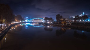 Barış Mtkvari (Kura) Nehri Tbil içinde yaya köprüsü