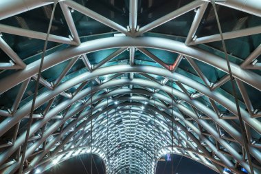 Barış Mtkvari (Kura) Nehri Tbil içinde yaya köprüsü