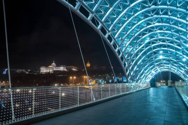 Barış Mtkvari (Kura) Nehri Tbil içinde yaya köprüsü