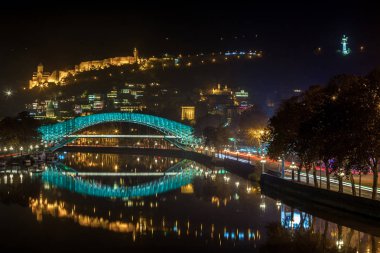 Barış Mtkvari (Kura) Nehri Tbil içinde yaya köprüsü