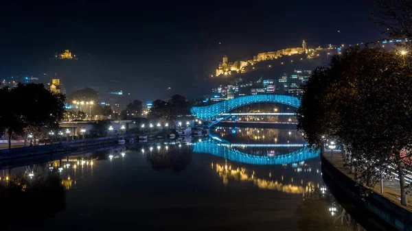 Barış Mtkvari (Kura) Nehri Tbil içinde yaya köprüsü — Stok fotoğraf