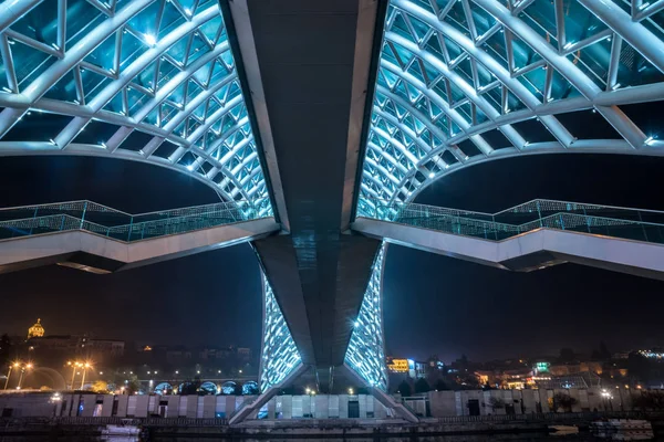 Barış Mtkvari (Kura) Nehri Tbil içinde yaya köprüsü — Stok fotoğraf