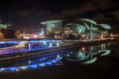 Tiflis, Gürcistan'daki Kamu Hizmeti Salonu'nun gece manzarası.