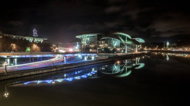 Tiflis, Gürcistan'daki Kamu Hizmeti Salonu'nun gece manzarası.