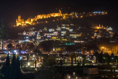 Eski Tiflis'in gece manzarası. Narikala Kalesi ve diğer simgesel yapılar