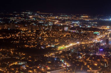 Tiflis ve simgesel yapının gece manzarası. Seyahat.