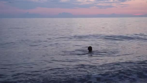 Člověk Plavou Moři Pláži Kvariati Gruzie — Stock video