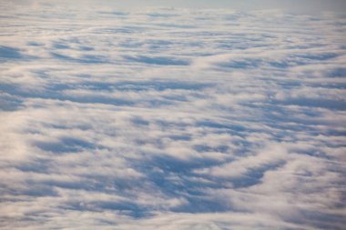 Gün batımında bulutların üzerinde güzel bir manzara. Gomismta, Gürcistan. 