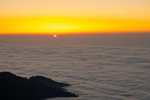 Hermosa vista del atardecer desde Gomismta mountiain. Arriba en el aire . — Foto de Stock