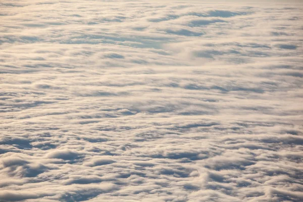 Hermosa vista sobre las nubes al atardecer. Gomismta, Georgia . — Foto de Stock