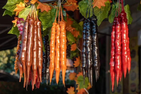 Churchkhela en el mercado callejero. Churchkhela nacional georgiano — Foto de Stock