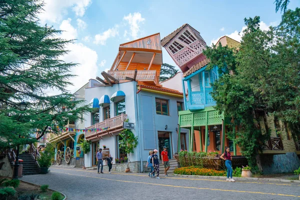 Tiflis, Georgia - 29.07.2019: Casas inclinadas en Mtatsminda moun — Foto de Stock