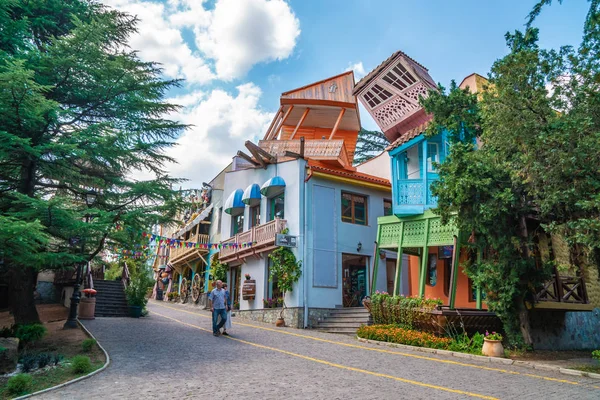 Tiflis, Gürcistan - 29.07.2019: Mtatsminda moun üzerinde eğilen evler