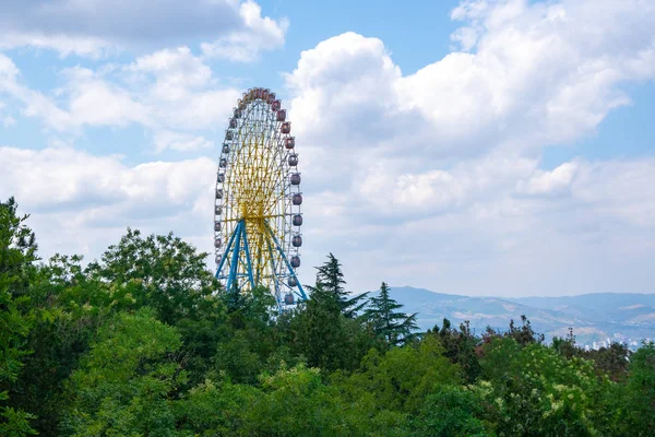 Большое колесо обозрения парка аттракционов Мтацминда в Тбилиси. Ge — стоковое фото