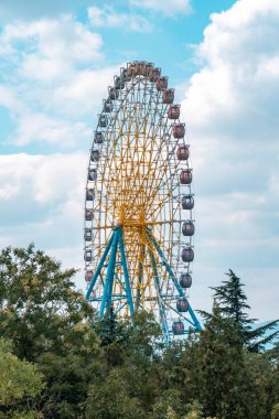 Tiflis'teki Mtatsminda eğlence parkının büyük dönme dolabı. Ge