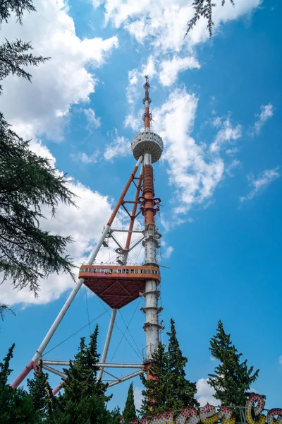 Televizní věž na nebeském pozadí v parku Mtatsminda na funiculu — Stock fotografie