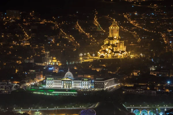 Vue de nuit de Tbilissi avec l'église de Sameba (Trinité) et autre lan — Photo