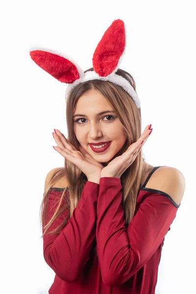 Menina bonita com acessório de coelho posando no fundo branco . — Fotografia de Stock