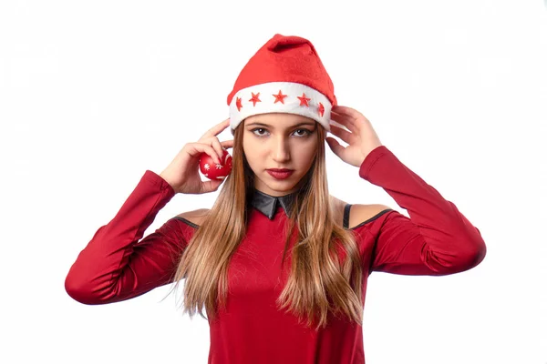 Hermosa chica posando sobre el fondo blanco en rojo Año Nuevo ou — Foto de Stock