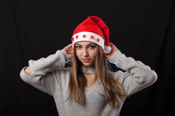 Menina bonita posando no fundo preto em roupa de Ano Novo vermelho . — Fotografia de Stock