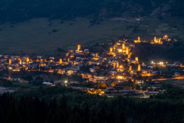 Güzel ışıklı Svan Kuleleri ile Mestia'da gece manzarası 
