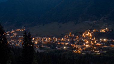 Güzel ışıklı Svan Kuleleri ile Mestia'da gece manzarası 
