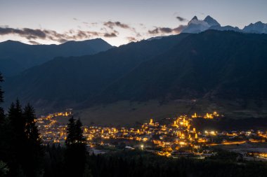 Güzel ışıklı Svan Kuleleri ile Mestia'da gece manzarası 