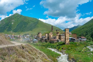 Shkhara Mt. eteklerindeki Ushguli köyünün görünümü. Resim