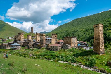 Shkhara Mt. eteklerindeki Ushguli köyünün görünümü. Resim