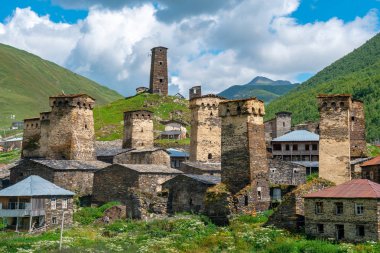 Shkhara Mt. eteklerindeki Ushguli köyünün görünümü. Resim