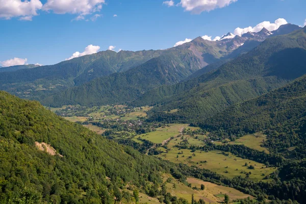 Hermosa vista del pequeño pueblo y las altas montañas en la parte alta de Svan — Foto de Stock