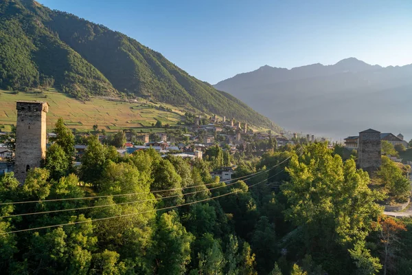 Una vista real del hermoso pueblo antiguo de Mestia. Gran lugar para trave — Foto de Stock