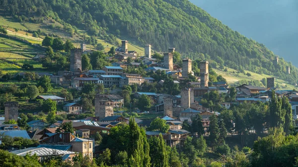 Una vista real del hermoso pueblo antiguo de Mestia. Gran lugar para trave —  Fotos de Stock