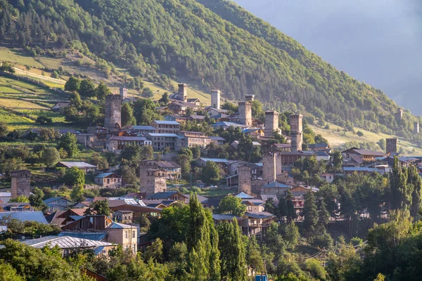 Una vista real del hermoso pueblo antiguo de Mestia. Gran lugar para trave —  Fotos de Stock