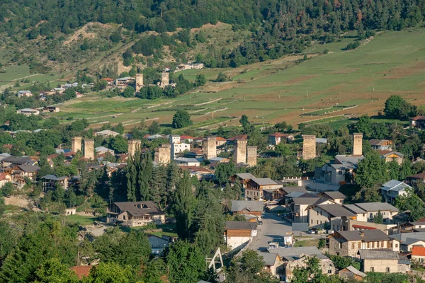 Areal utsikt över vackra gamla byn Mestia. Bra ställe att trave — Stockfoto