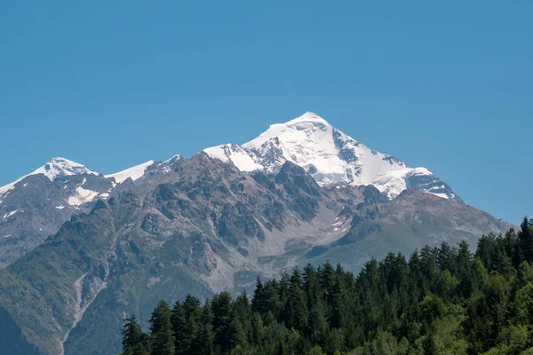 De berg Tetnuldi stijgt boven de grote Kaukasische Range in de uppe — Stockfoto