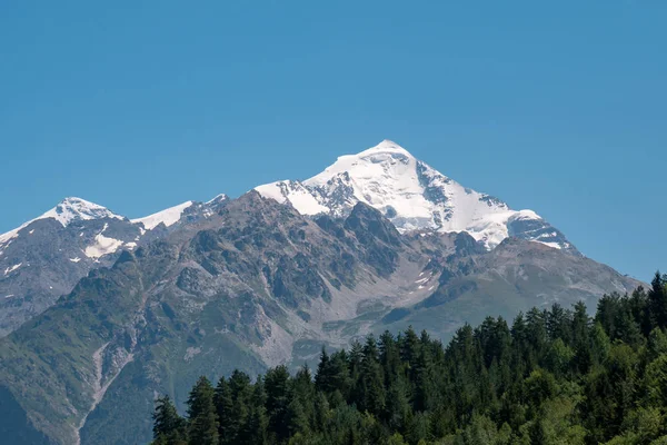 Monte Tetnuldi se eleva por encima de la Gran Cordillera del Cáucaso en el uppe — Foto de Stock