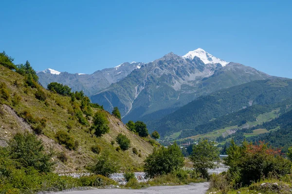 Monte Tetnuldi se eleva por encima de la Gran Cordillera del Cáucaso en el uppe — Foto de Stock