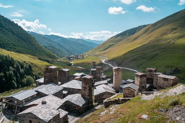 Вид на деревню Ушгули у подножия горы. Шхара. Фото: — стоковое фото